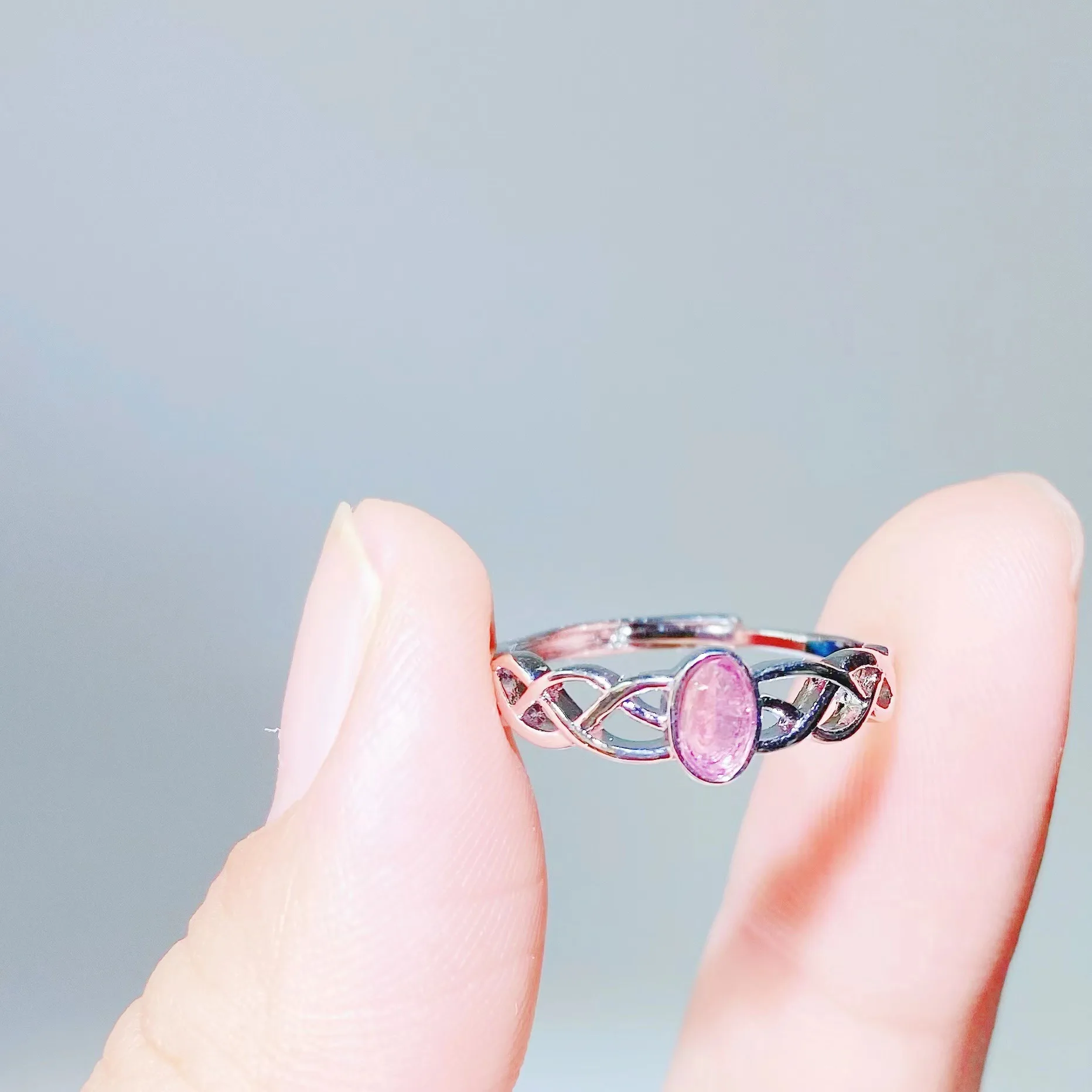 

Exquisite and small, slightly temperamental celebrity tourmaline stone alloy ring for women