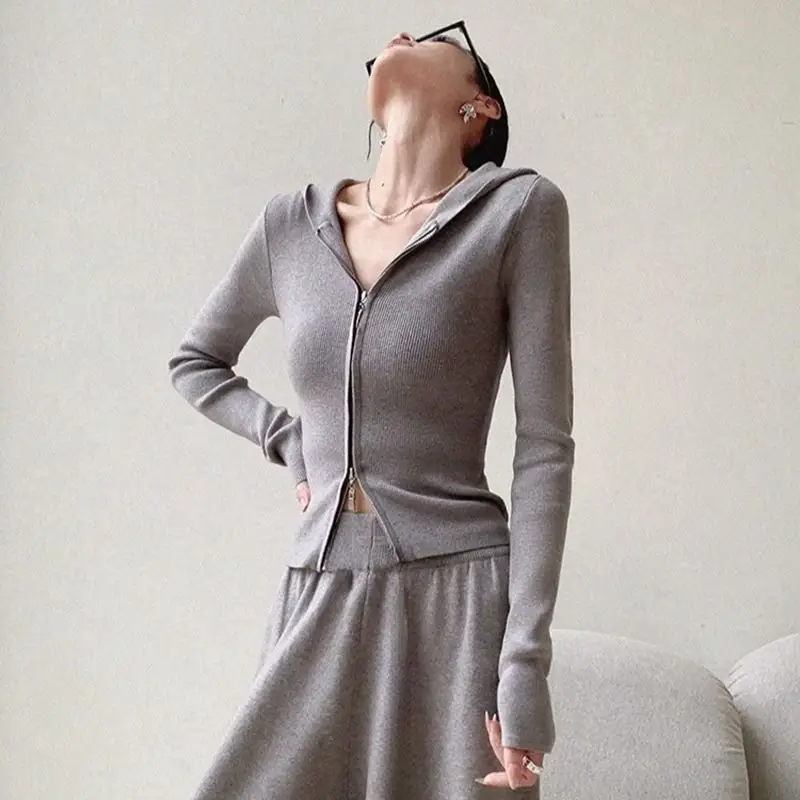 

SuperAen 2026 Весенняя Новая Модная Серая Вязаная Женская Толстовка с Капюшоном и Элегантные Брюки с Высокой Талией и Широкими Штанинами, Комплект из Двух Предметов