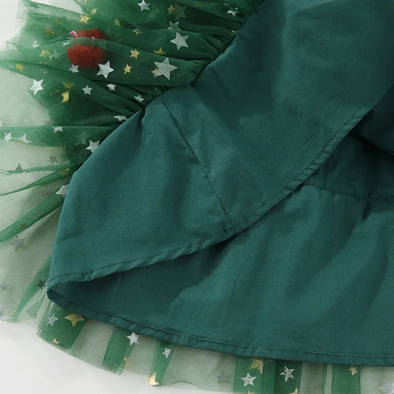 Weihnachts-Schwestern-Partnerlook: Ärmelloses Rüschen-Schulterkleid mit Weihnachtsbaum-Motiv für Mädchen (0-6 Jahre) – Detail 4