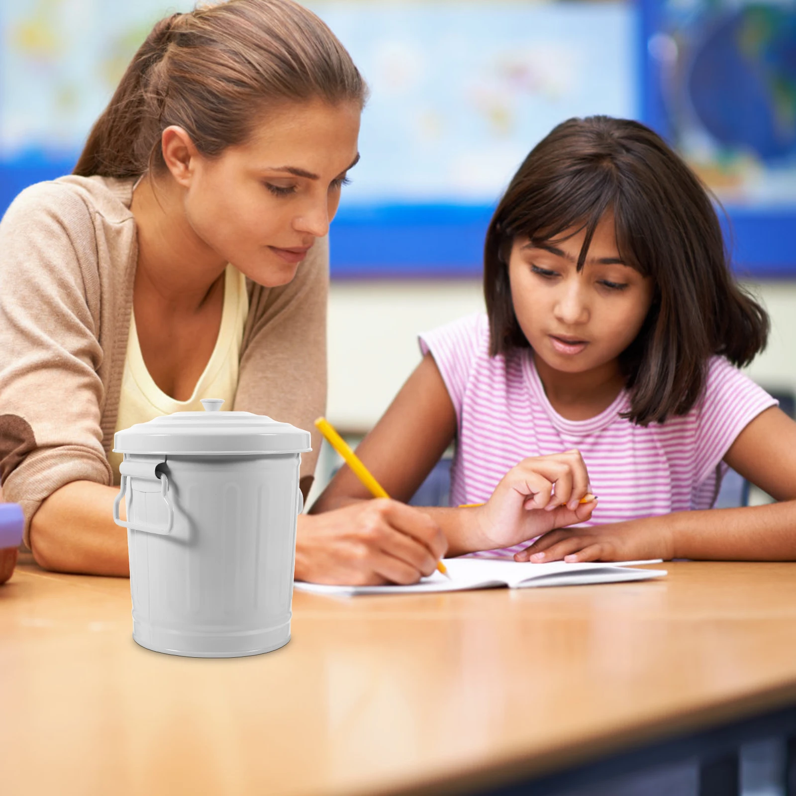 

Stylish Metal Office Pen Holder Storage Bucket Small Trash Can Lid Dustbin Pail Vintage Stationery Organizer Home Bedroom Study