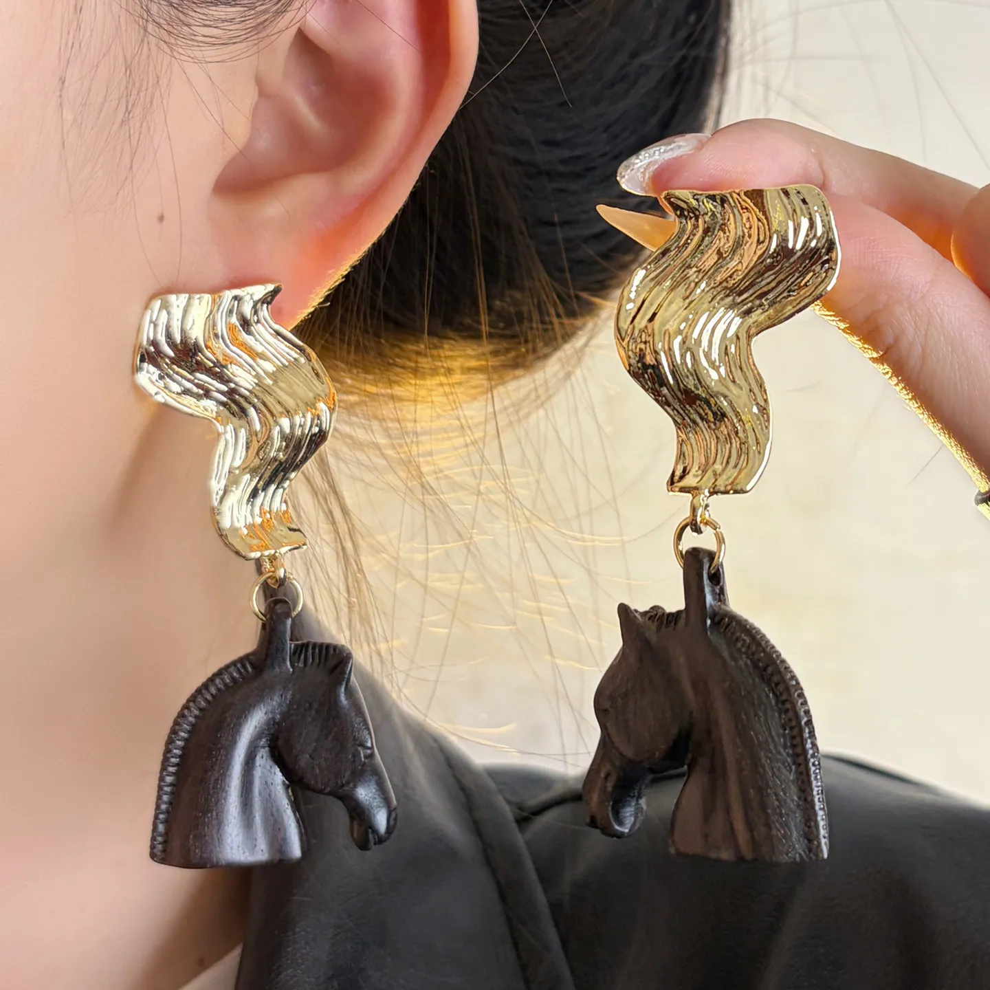 

Luxury Exaggerated Wooden Horse Head Earrings Retro Vintage Metal Wave Dangle Earrings Women Fashion Party Jewelry Gifts