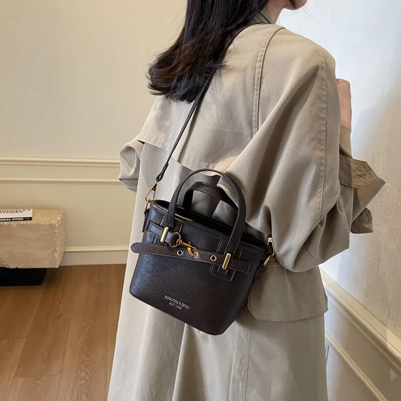عالية الجودة الملمس شيك حقائب النساء 2025 موضة جديدة عادية دلو Crossbody حقيبة كتف حزام مشبك حمل الحقائب