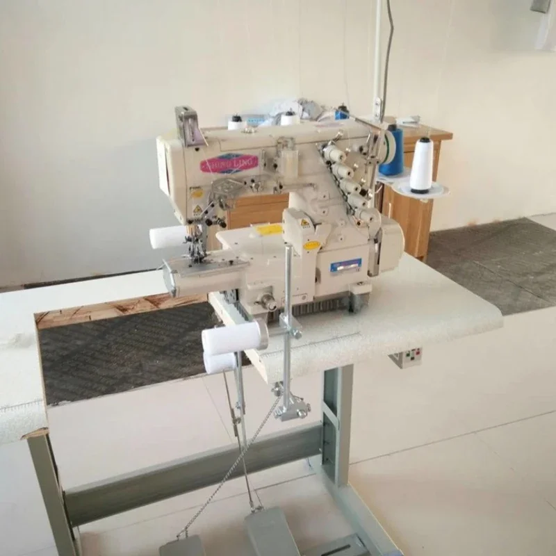 Cadre multi-aiguilles multi-roues, couture de tension, surcouture, machine paysagère, traction audio, dispositif supérieur UR, bande de caoutchouc d'élargissement