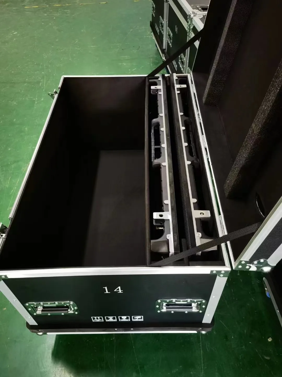 TV Flight Case, Aluminum Frame Road Case for Plasma LCD LED TVs, Protective Equipment Transport Case with Inner Foam, Heavy Duty