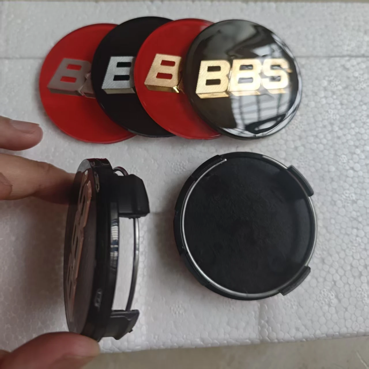 4 قطعة غطاء مركز محور عجلة السيارة شعار BBS القطر الخارجي حجم 65 مللي متر ، القطر الداخلي حجم 62.5 مللي متر 4 ألوان