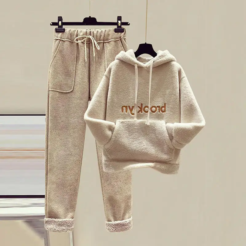 

Комплект из утолщенного бархата с вышивкой: женский осенне-зимний свитшот и шерстяные брюки с широкими штанинами, повседневный комплект из двух предметов