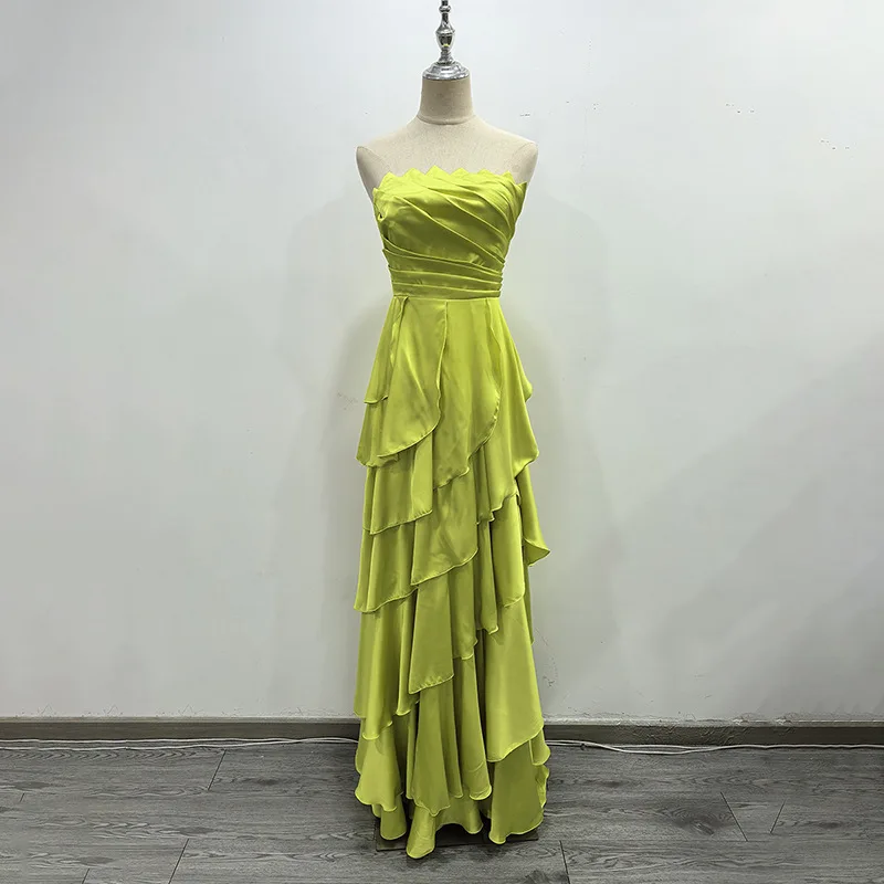 Trägerloses, gerüschtes, gestuftes Maxikleid aus Satin in Grün – Elegantes Abendkleid für Damen mit plissierter Taille für formelle Anlässe, Abschlussbälle und Hochzeiten – Detail 5