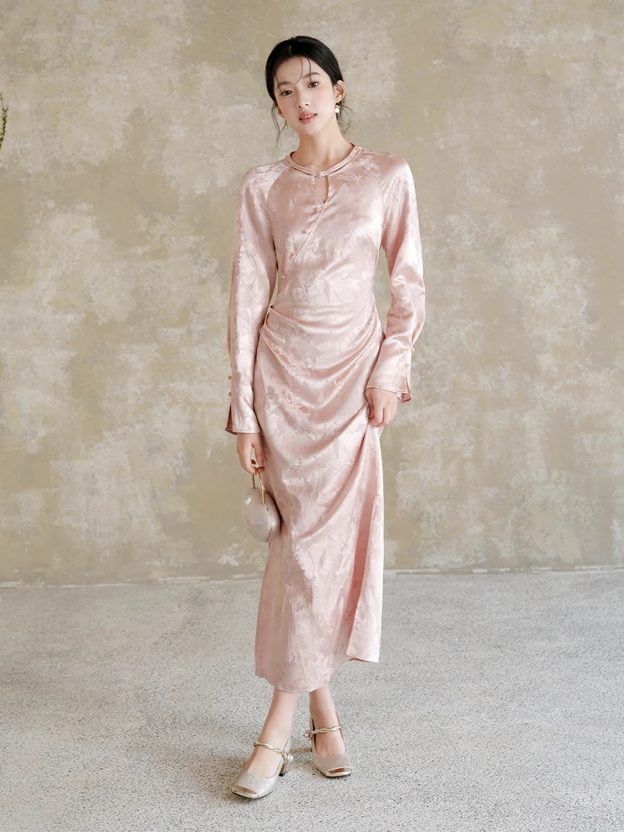 

Элегантное приталенное платье с вставками на плечах, низким разрезом, длинными рукавами в китайском стиле и цветочной вышивкой для женщин