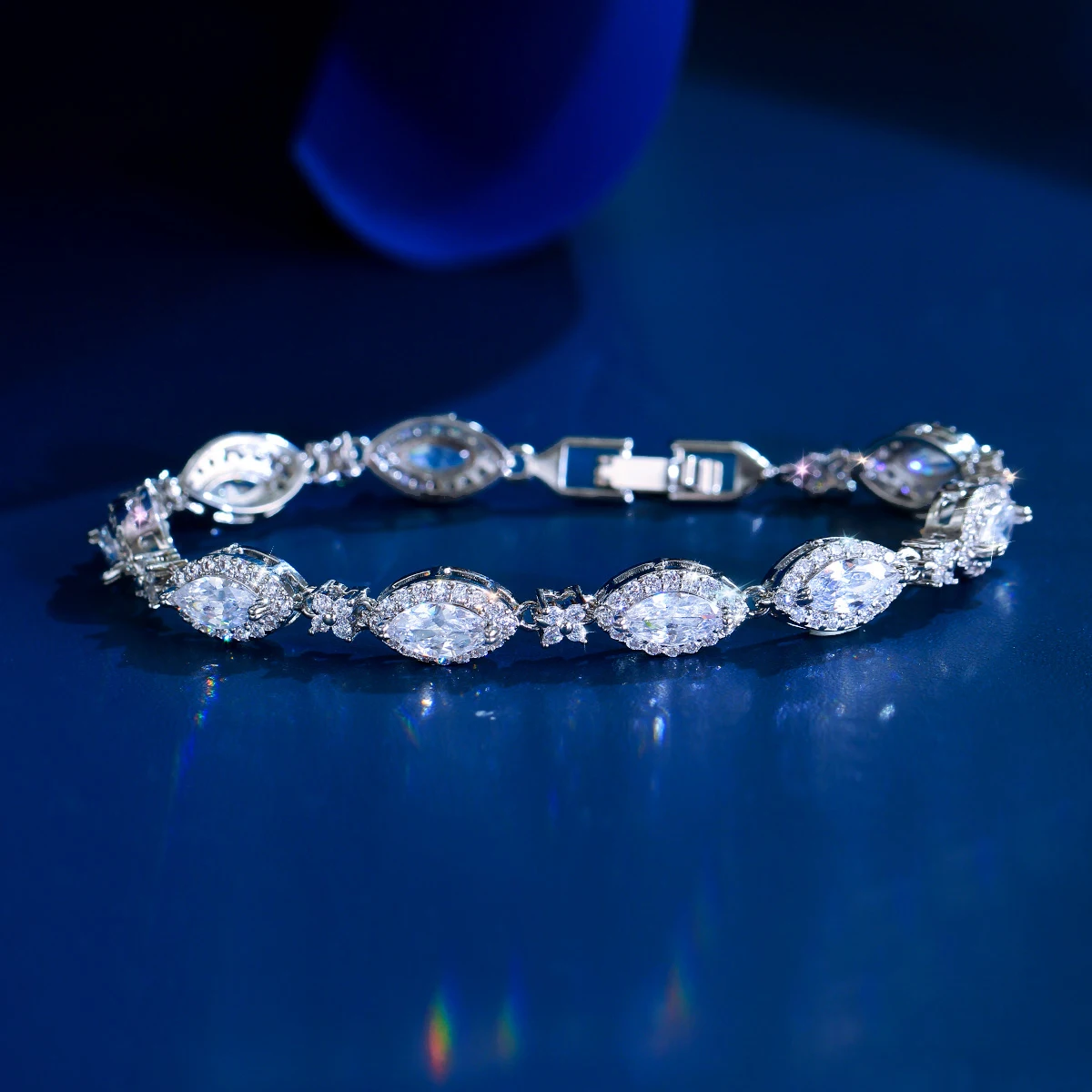 CWWZircons Exquisite, trendige, weiße CZ-Mikro-Pavé-Tennisarmbänder in ovaler Form für Damen, Hochzeit, Verlobung, Schmuckgeschenk S0279 – Detail 8