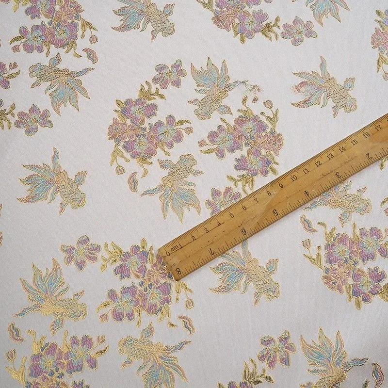 

Светло-розовая позолоченная шелковая жаккардовая ткань с маленьким цветочным узором и золотой рыбкой для платья Cheongsam, шитье своими руками