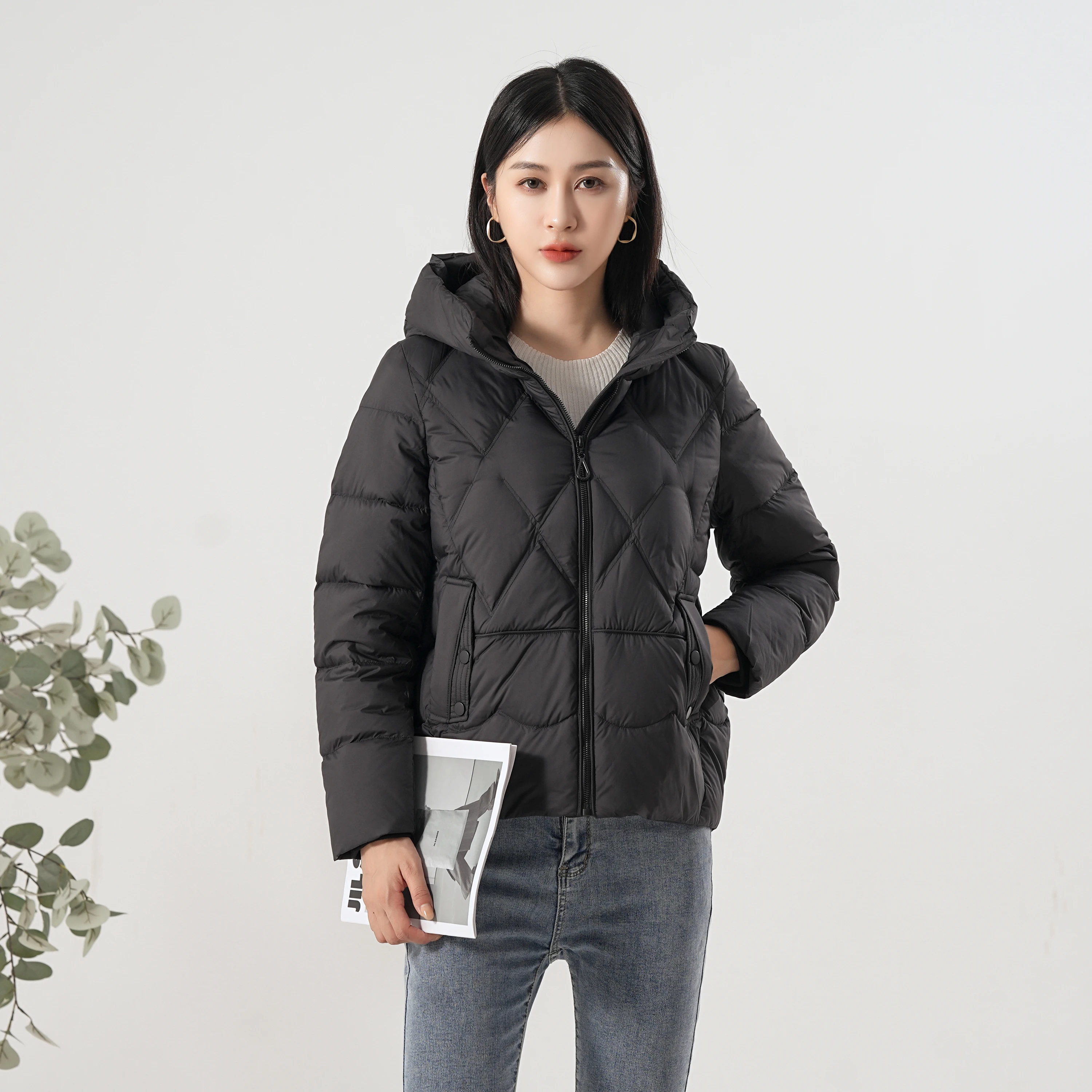 Winter hooded down jacket for middle-aged women, fashionable short style, warm 2024 new model, mom 90 white duck down jacket