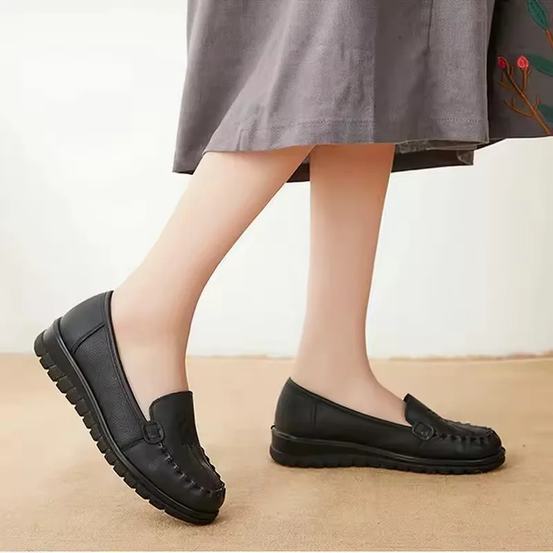 أحذية نسائية صيفية كاجوال من الجلد الناعم أحذية فردية مريحة ومضادة للانزلاق ومقاومة للاهتراء أحذية للأمهات متعددة الاستخدامات