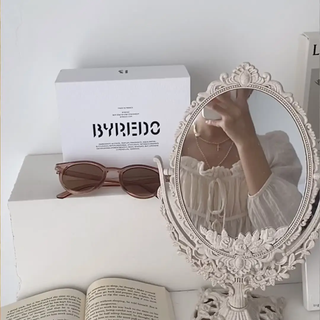 360 Degree Rotating Vintage Carved Mirror Makeup Affordable European Style Influencer Embossed Student Princess Mirror