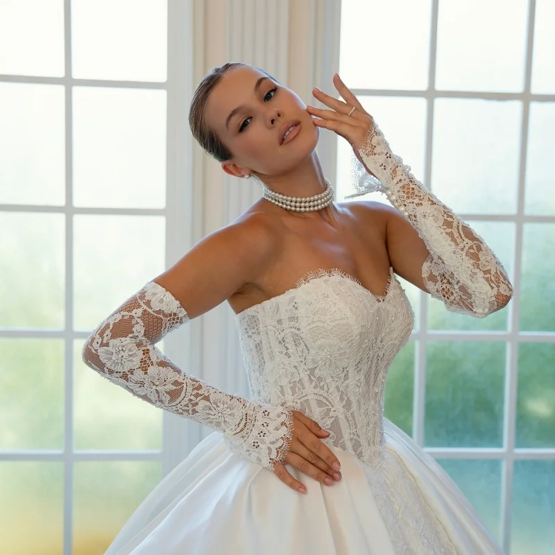 

Customized satin white Ball Gown Royal Wedding Dresses Lace applique Long tail Made Robe De