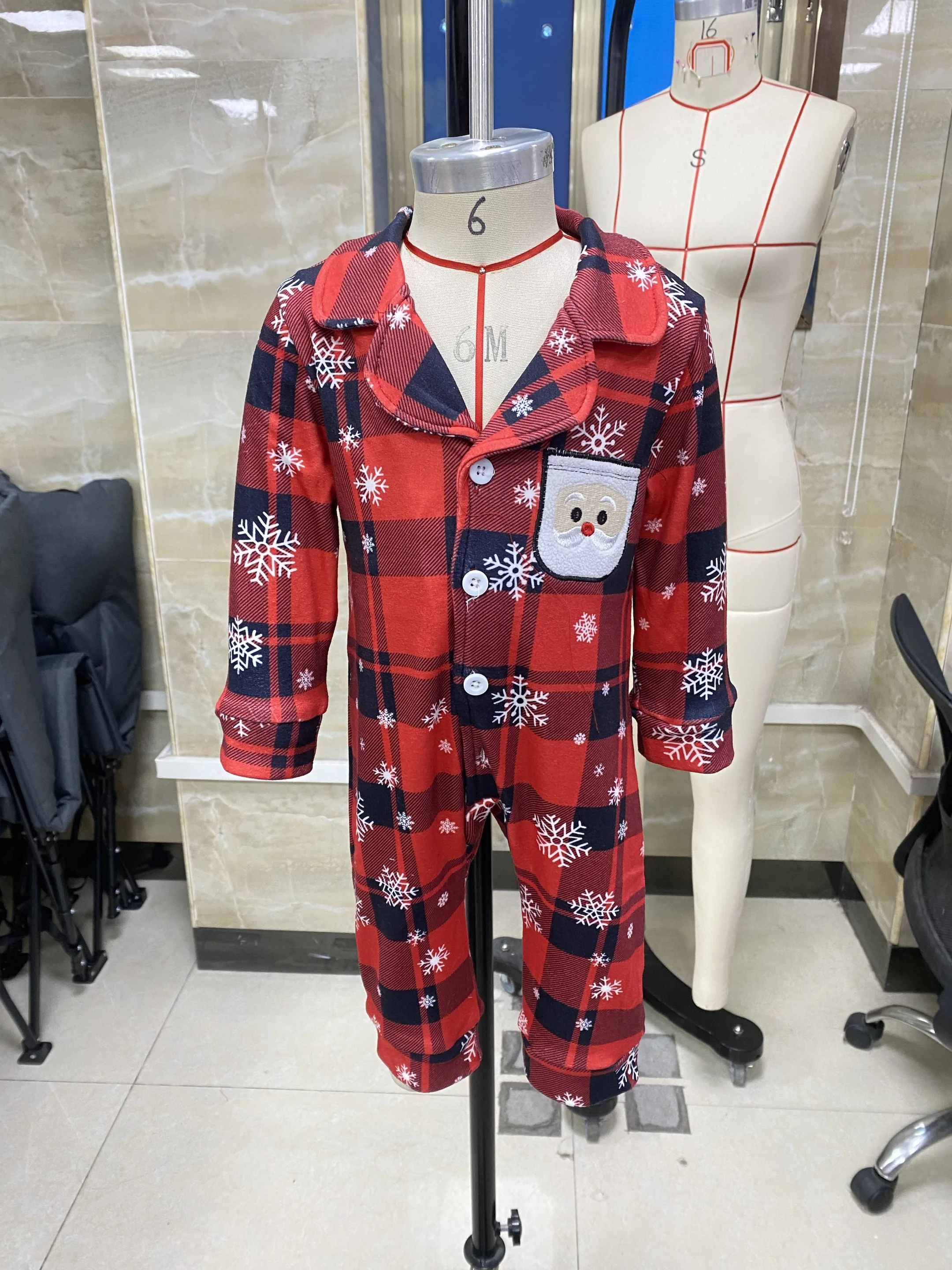 

Детские рождественские пижамы в клетку с принтом снежинок на пуговицах с лацканами и v-образным вырезом, комбинезон с длинными рукавами, рождественская одежда для новорожденных