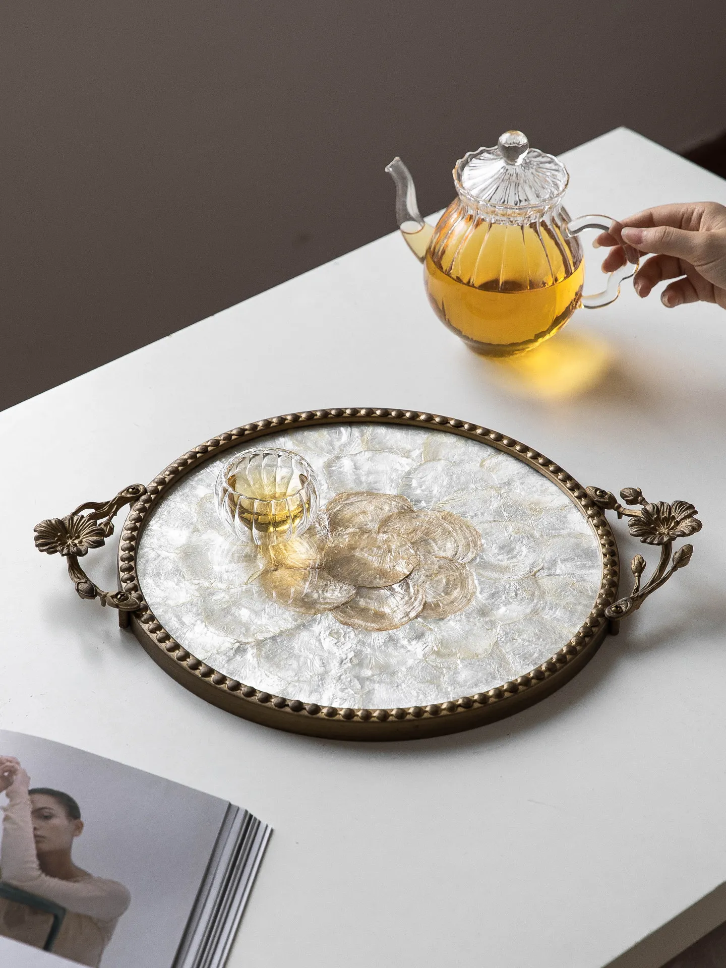 Creative Flower-Shaped Metal Shell Storage Tray Luxury Living Room Teacup/Teapot Tray Desktop Decoration Key Organizer Art Decor