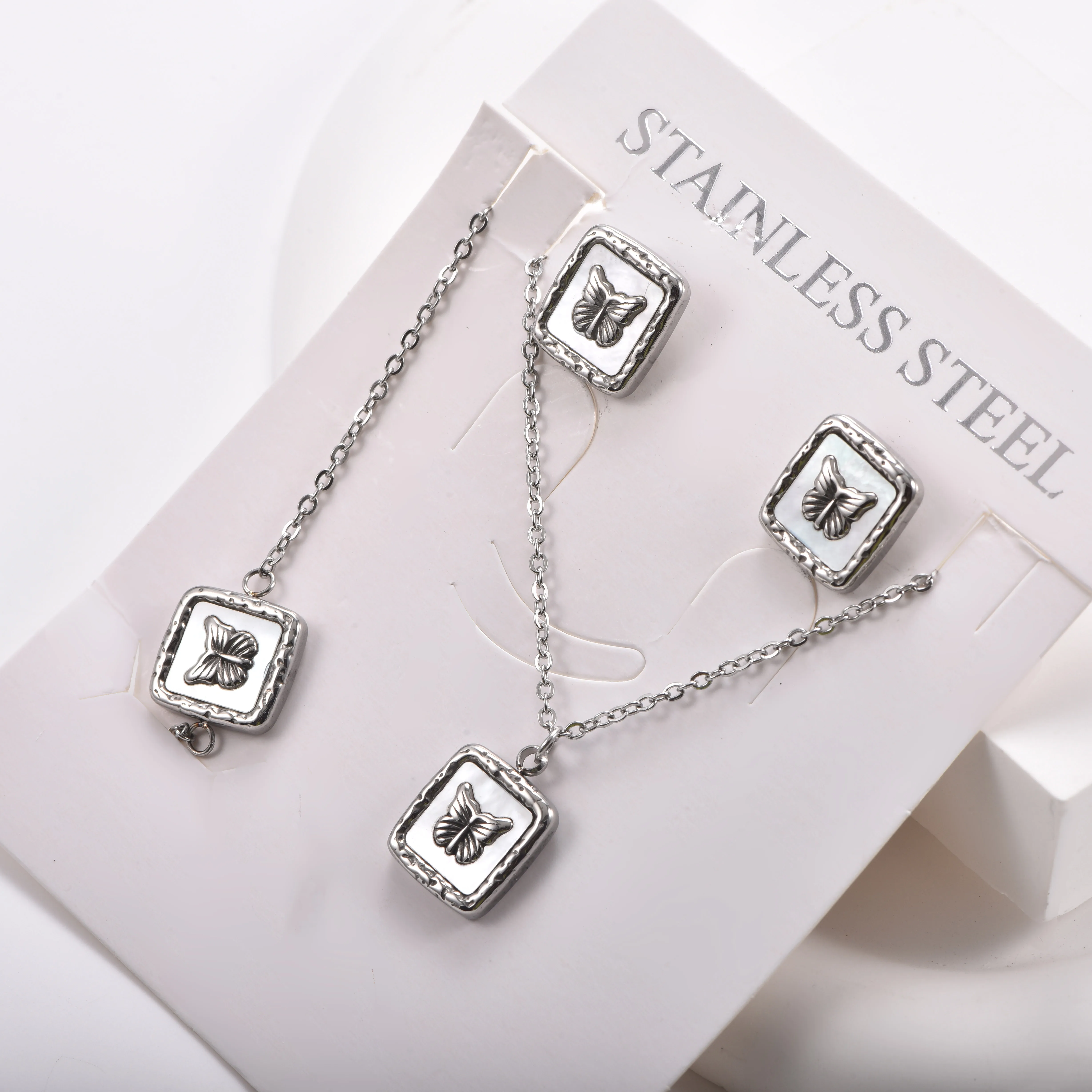 Schmetterlings- und quadratisches Muschel- sowie minimalistisches Kreuz-Set aus Edelstahl, bestehend aus Halskette, Armband und Ohrringen, 3-teilig, mit Verlängerungskette, für den täglichen Gebrauch. – Detail 3