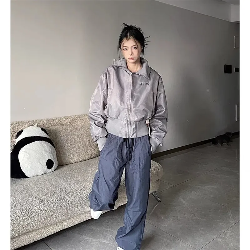 Damska kurtka bejsbolówka na wiosnę i jesień 2026, modna, luźna, w stylu vintage, jednolita szara odzież wierzchnia.