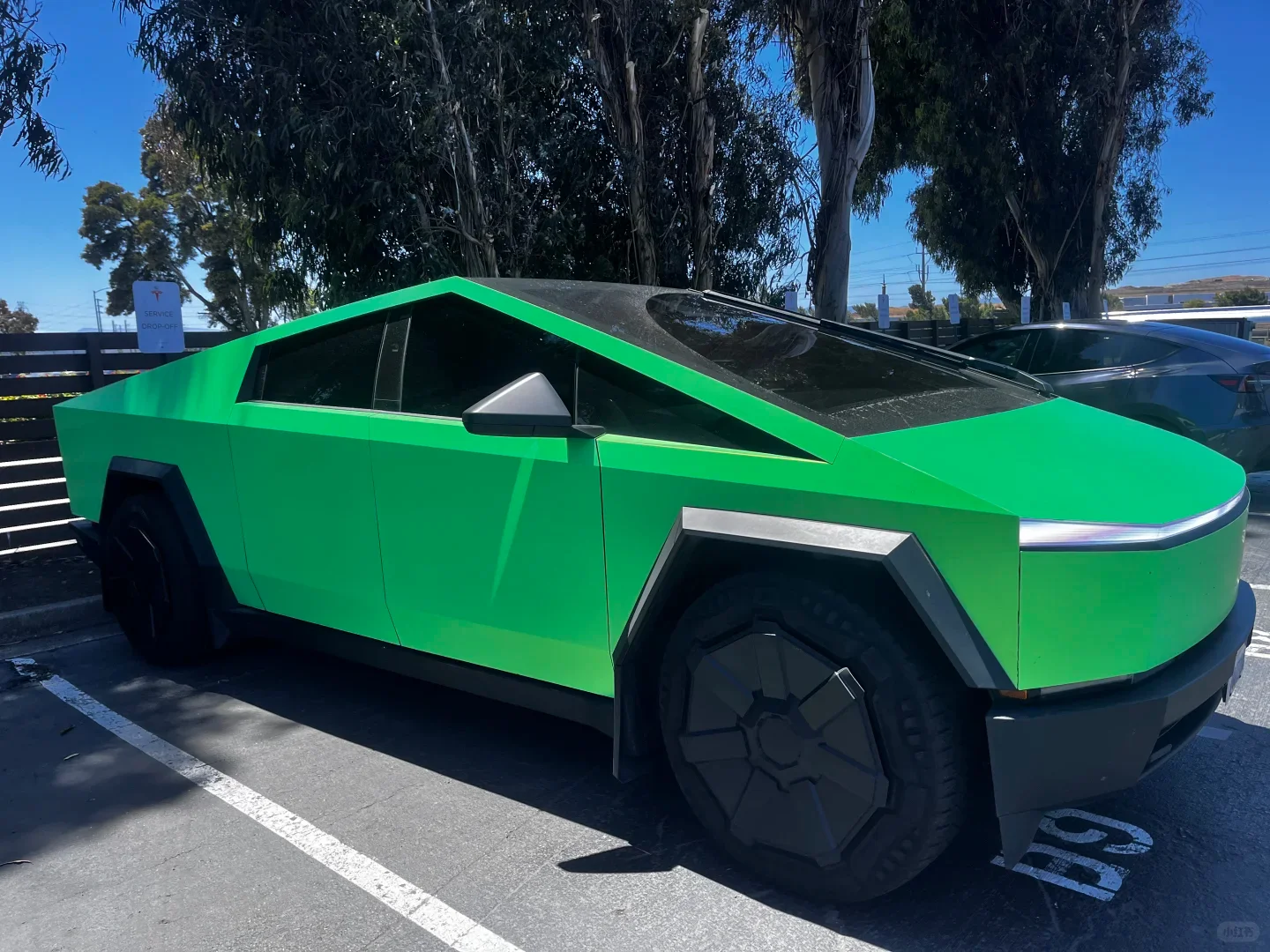 

DIY Color Bright Black And Matte White PET Paint Protection Film For Tesla Cybertruck 2024 Per-cut PPF Vinyl Color Changing Film