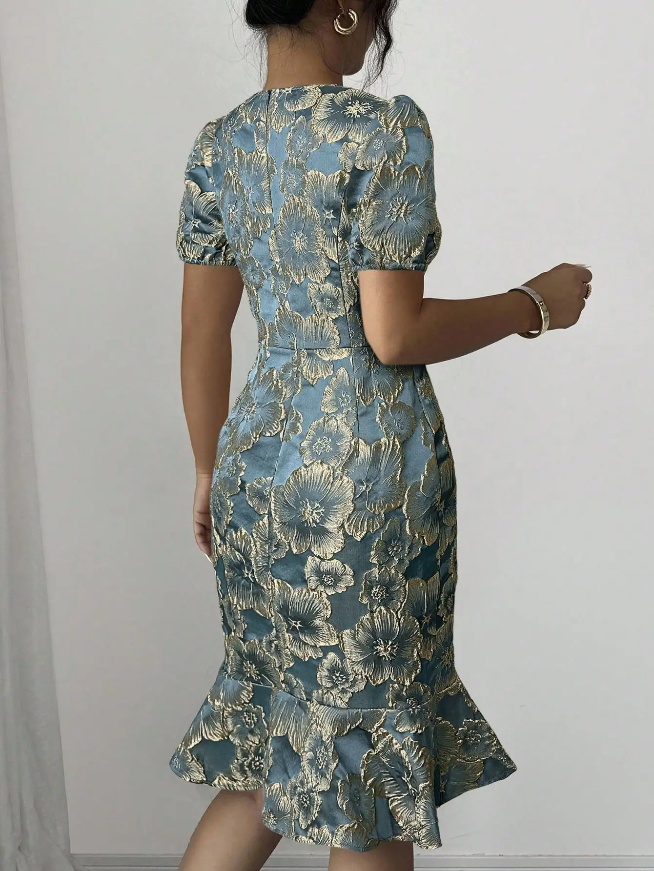 

Элегантное винтажное платье миди с цветочным жаккардовым узором, пышными рукавами и круглым вырезом, с завышенной талией