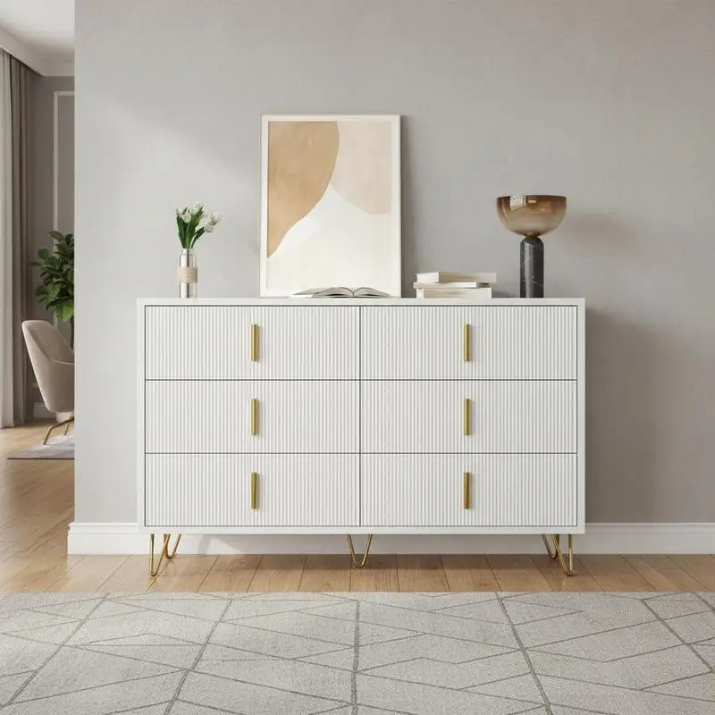 Buffet élégant au design moderne, avec tiroirs et beaucoup d'espace de rangement, poignées dorées