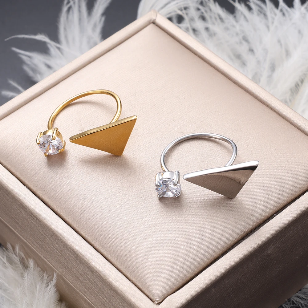 

Роскошное треугольное открытое кольцо с односторонней инкрустацией цирконом, регулируемое кольцо, оптовая продажа, кольцо для пары, ювелирные аксессуары, женское кольцо