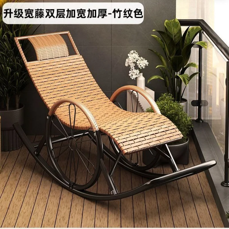 كرسي هزاز جديد من الخيزران في الهواء الطلق قيلولة رجل عجوز كسول