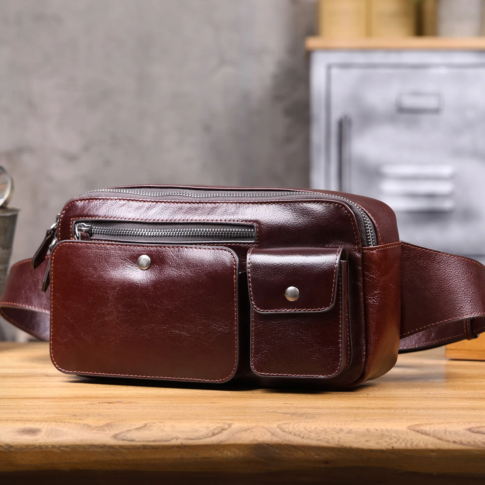Vintage-Hüfttasche aus hochwertigem Rindsleder, lässige Schultertasche für Herren, multifunktionale Motorrad-Brusttasche aus echtem Leder – Detail 19