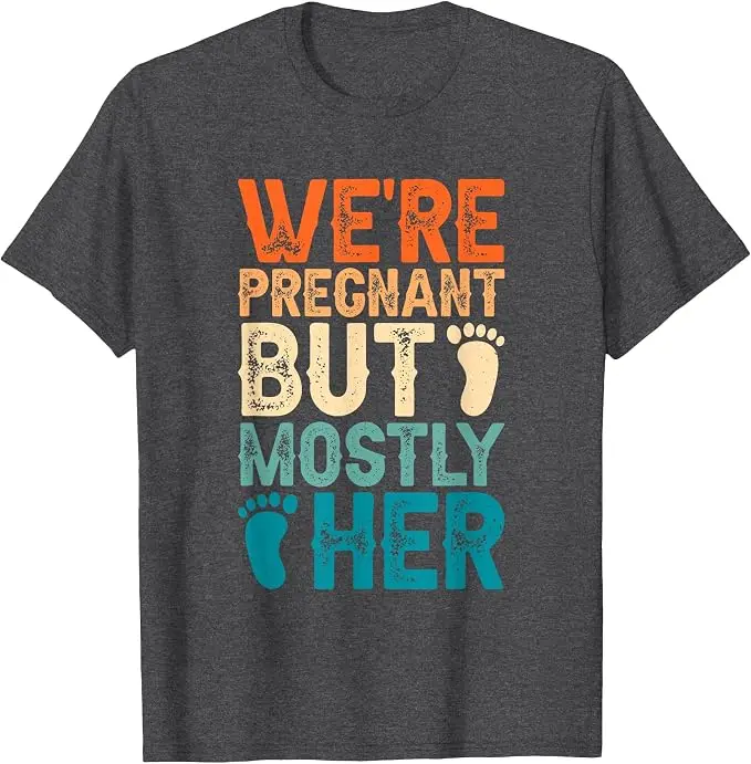 Wir sind schwanger, aber es ist hauptsächlich ihre Sache, Paar-Schwangerschaftsankündigungs-T-Shirt, Y2k-T-Shirt mit Grafik für den ersten Papa und die erste Mama, personalisiert – Detail 8