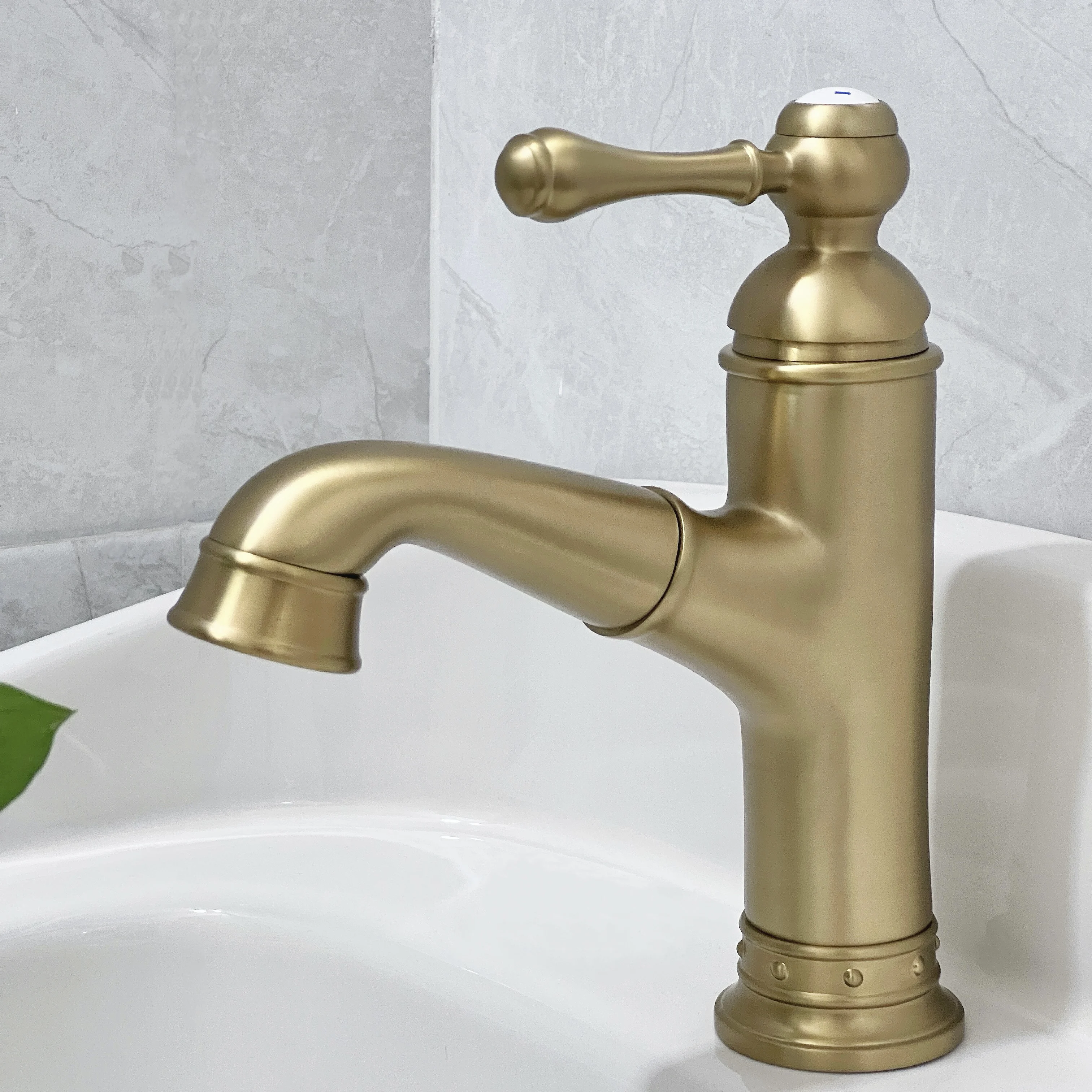 

Victorian era French retro all copper pull type faucet with retractable household hot and cold washing basin