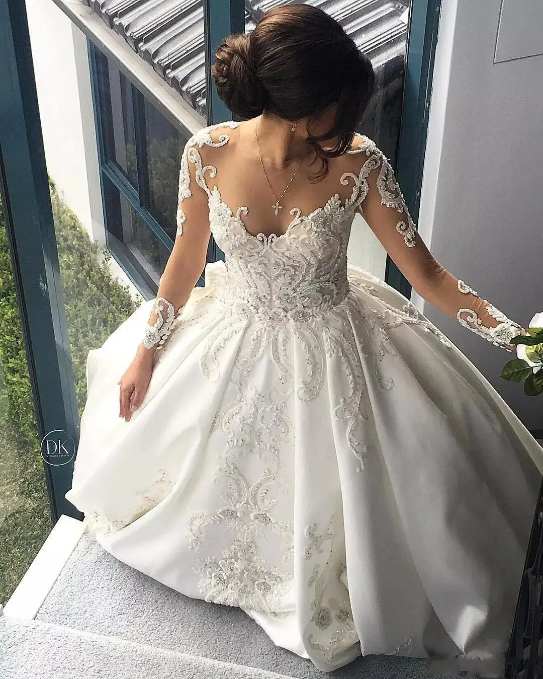 

Wonderful Appliques Beads Luxury Wedding Dress Robe De Mariée Chapel Train Illsion Long Sleeves Ballgown Bridal Gowns