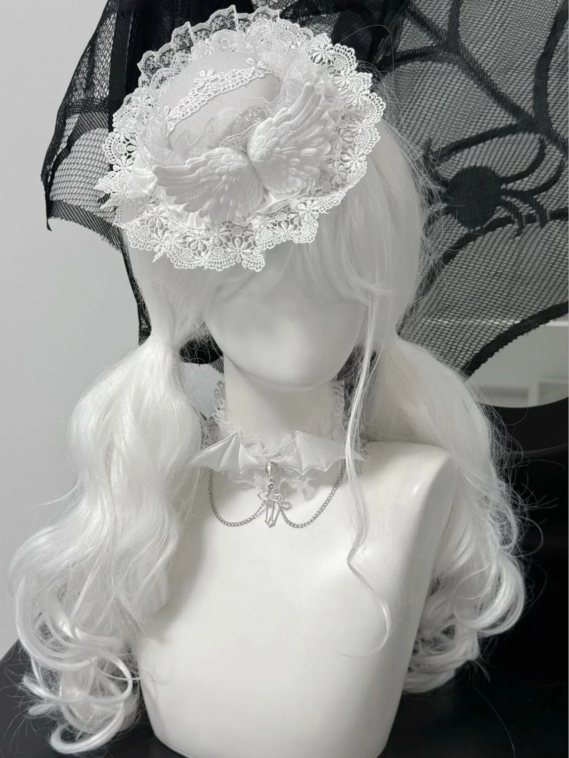 Mini chapeau gothique élégant Lolita fait à la main avec aile d'ange blanche, accessoire pour cheveux doux, couvre-chef de sous-culture à la mode pour femmes