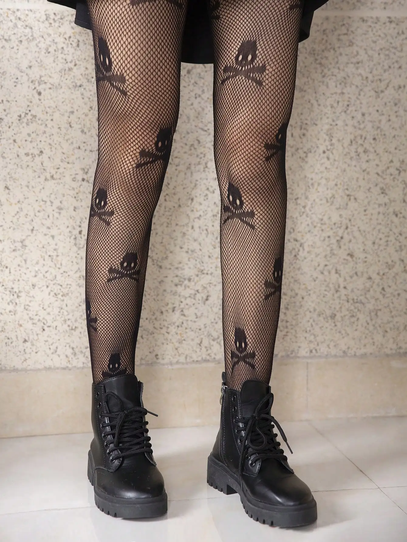 

Женские черные чулки-сетка с принтом в виде черепов и костей для образа в стиле панк