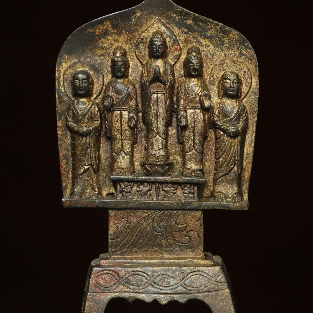 Copper mud gold [Northern Wei Buddha] is 23 cm high, 13 cm wide, 5 cm thick and weighs 1.05 kg
