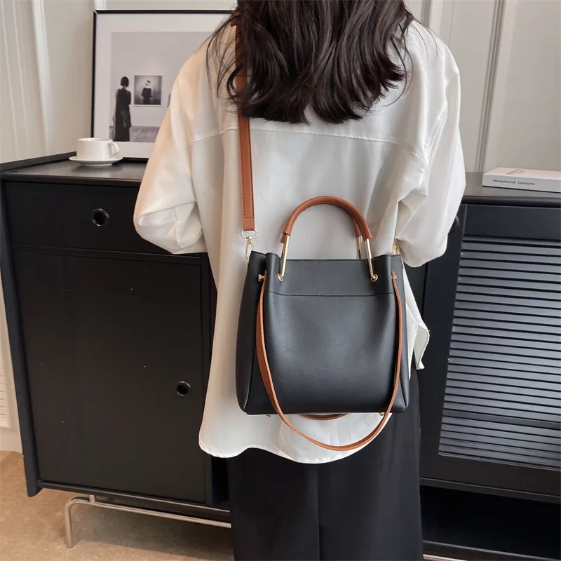 2023 Trendy Contrast Color Women\'s Commuting Handle Tote Pack Korean Style Large Capacity Shoulder Bags Versatile Crossbody Bag