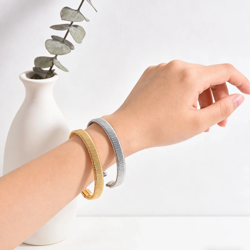 Verstellbares offenes Manschetten-Mesh-Armband, vergoldeter/versilberter Edelstahl, geflochtener Armreif, minimalistischer Fischgrät-Schmuck, Geschenk – Detail 3
