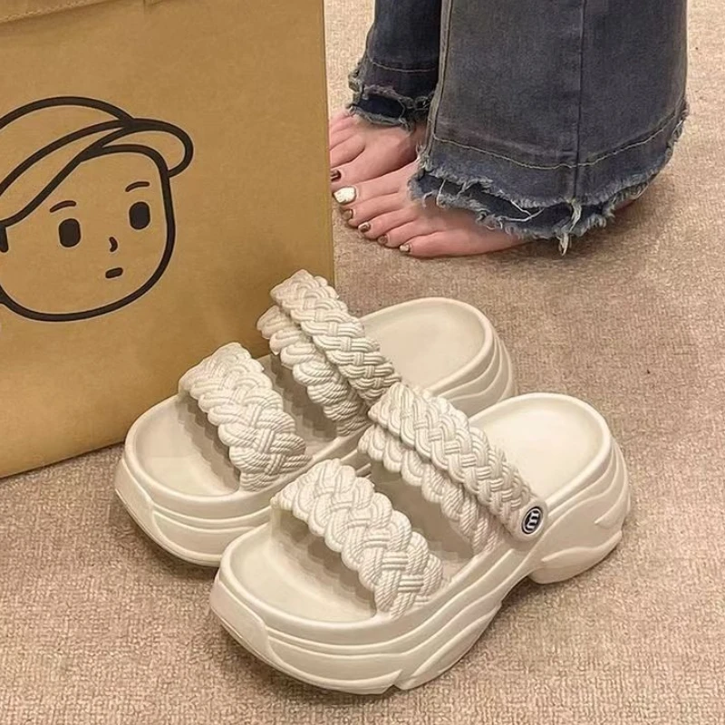 شباشب نسائية ذات نعل سميك أحذية صيفية بنعل سميك ملابس نسائية للشاطئ في الأماكن المغلقة صنادل للشارع للفتيات