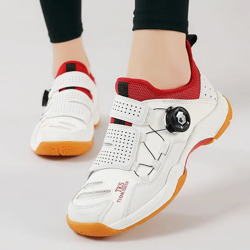 Sepatu olahraga Badminton Pria Wanita, sneaker bernafas tenis meja, latihan emas biru TKS01