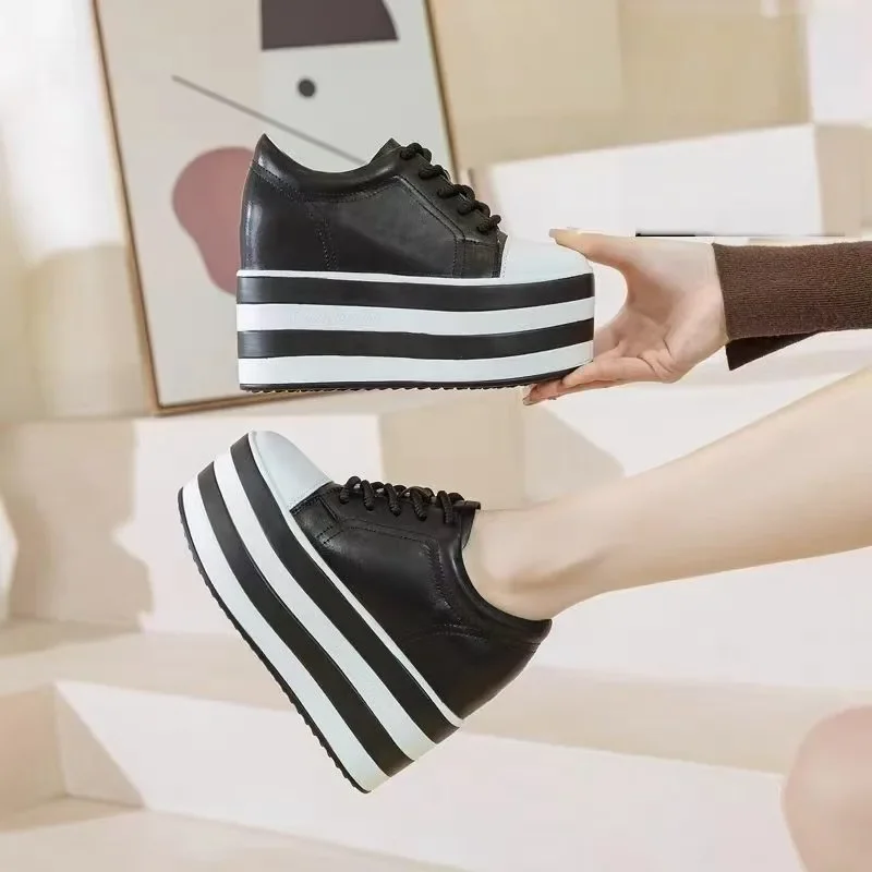 

2025 Новые женские туфли с бисквитом, увеличивающие рост, из натуральной кожи 12 см, женские повседневные черно-белые туфли на толстой подошве