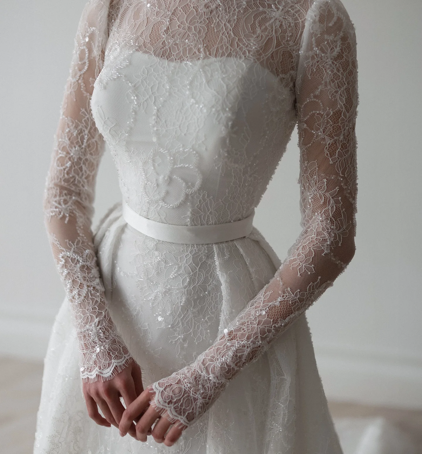 Sheer Fairy Wedding Dresses Elegant A-Line Floral Lace Long Sleeves Button Dubai Sheer Bridal Gowns with Train SW534 Customized