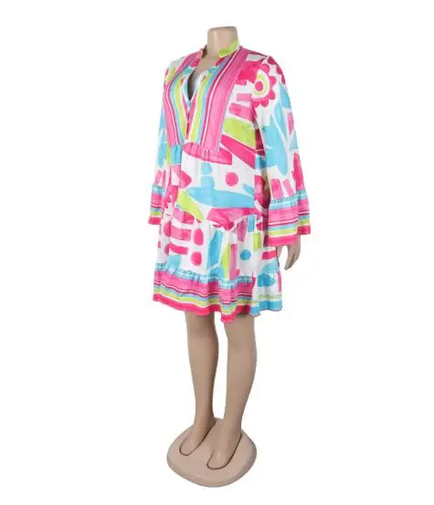 Elegante mini abito da donna con maniche a campana e scollo a V con motivo floreale, abito fluido ampio e rilassato, perfetto per gite e vacanze casual