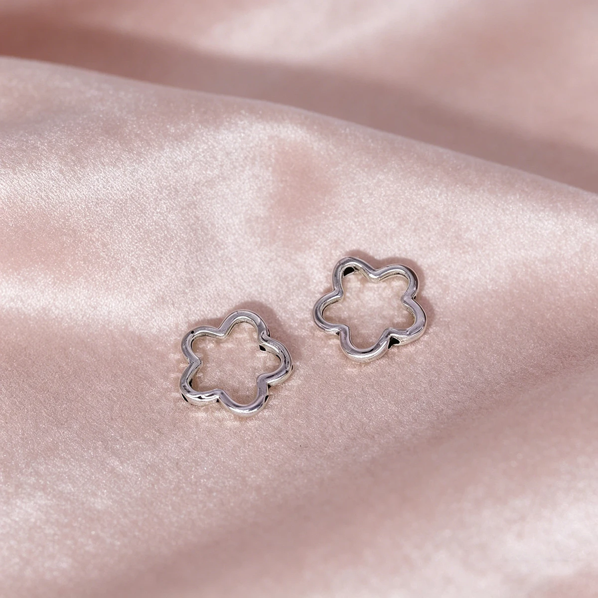 20pcs/Lot Hollow Flower Small Bead Holes Charms Spacer Connector For Women Vintage Jewelry DIY Making Supplies 16x16mm