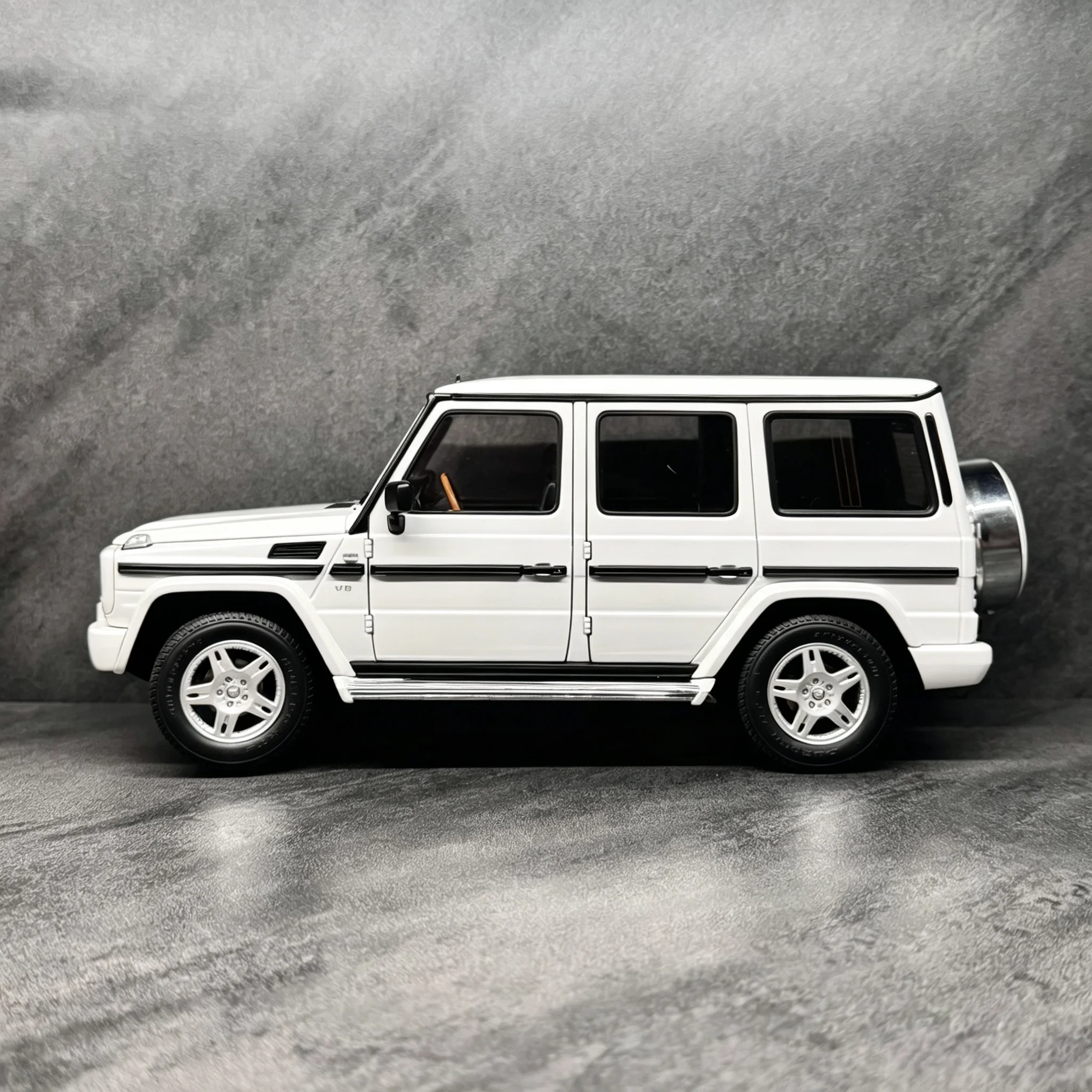 Autoart 1:18 G-Wagon G500 White SUV Simulation Limited Edition All Open Alloy Metal Static Car Model Toy Gift