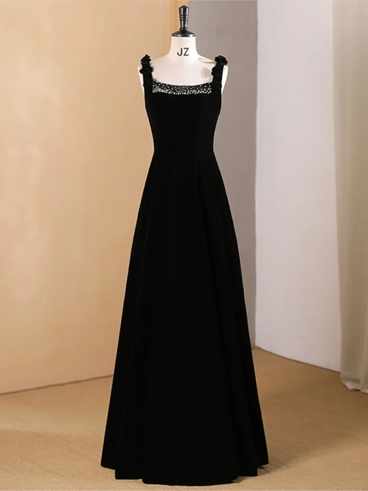 

dress with a light luxury and niche feel featuring velvet halter tops is a dress for the art examination of the host