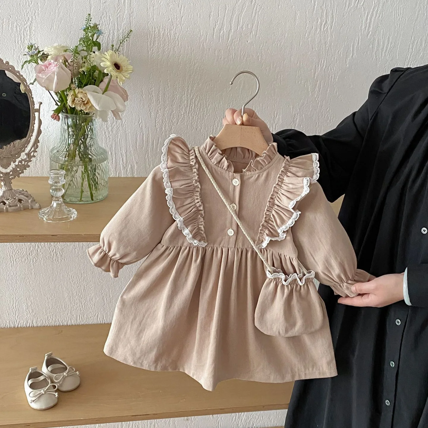 

Новое весеннее платье для девочек 2026 года с длинным рукавом, однотонное, винтажное, с кружевным воротником, хлопковое, для младенцев, в стиле принцессы, одежда для малышей