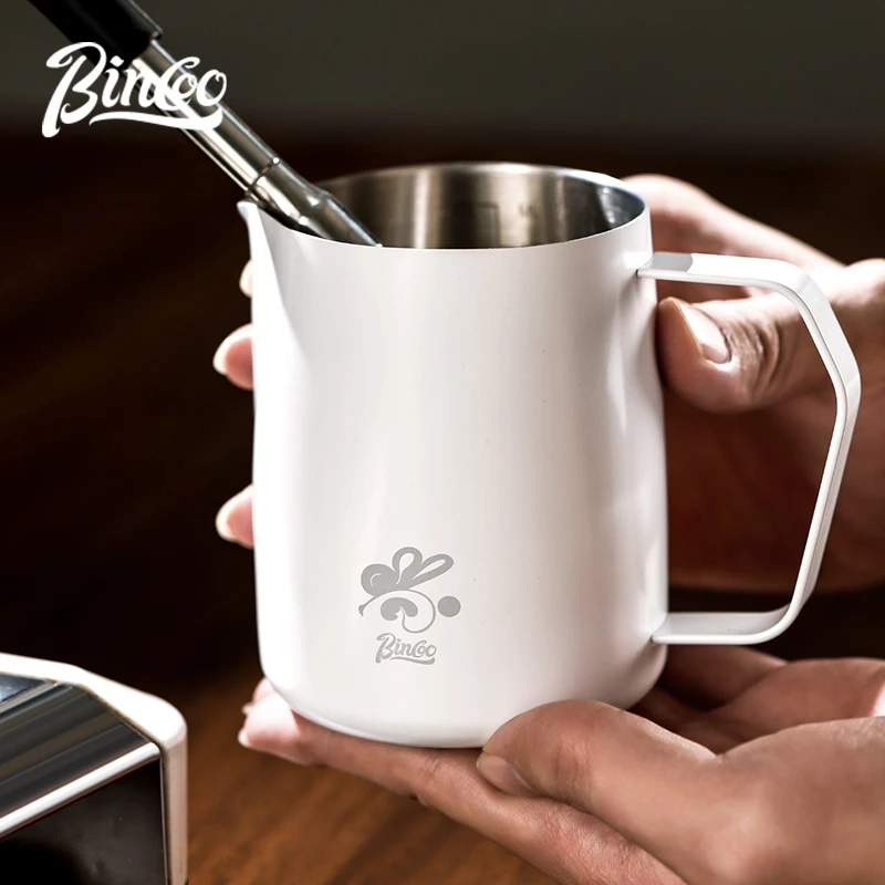 

BINCOO Coffee Milk Pitcher 400ML/600ML Milk Frothing Cup with Graduations Flow-Controlled Embossed Latte Art Espresso Tool