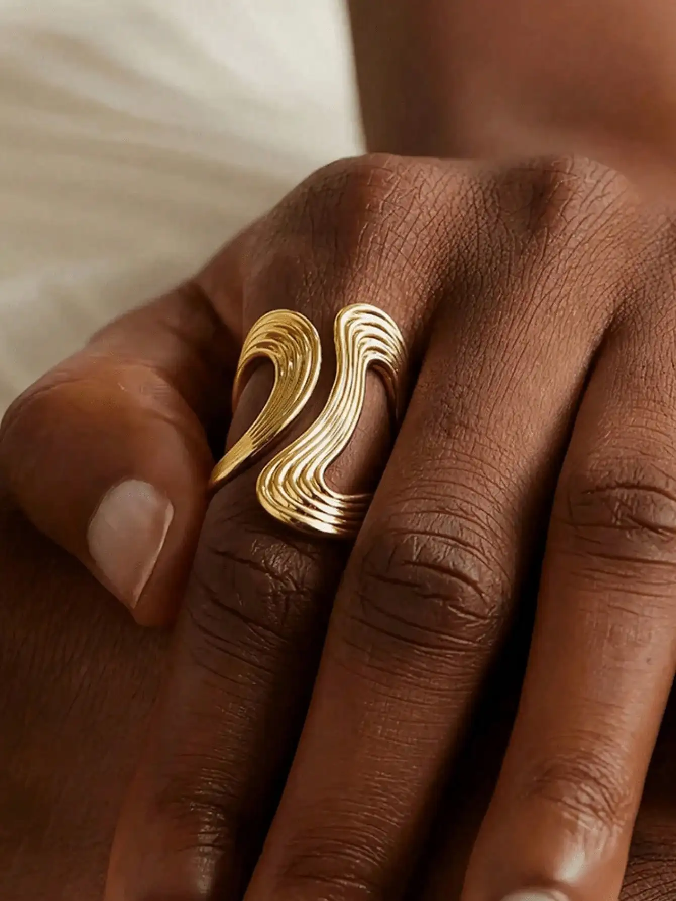 Anillo de Acero Inoxidable con Línea Irregular, Estilo Minimalista, Chapado en Oro de 18K, Moderno y a la Moda, Anillo de Joyería Geométrica Irregular, Exagerado y Robusto, Regalo de Joyería de Verano