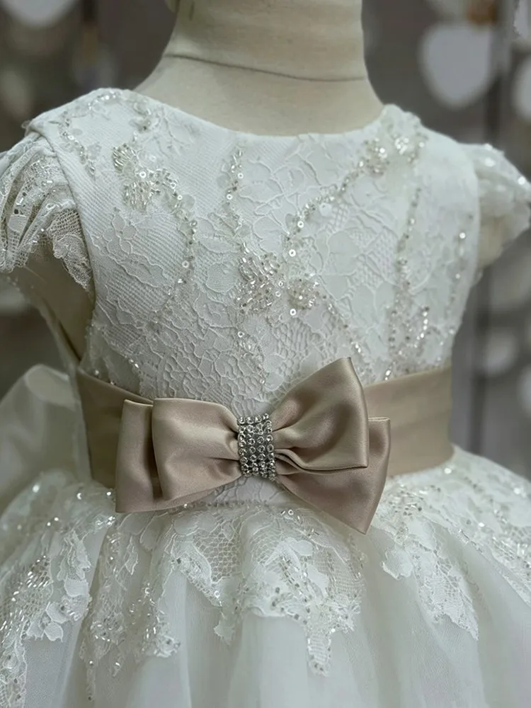 Taufkleid für Kleinkinder, Mädchen, weißes Spitzen-Tüllkleid, Champagnerfarbene Schleife, kurze Ärmel, Kinderkleid für Hochzeit, Geburtstag, Party, Festzug – Detail 9