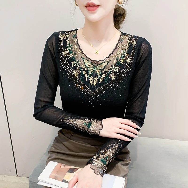 

2025 Autumn New V-neck Long Sleeved Mesh Top Elegant Patchwork Lace Embroidery Shirt Diamond Women T Shirt