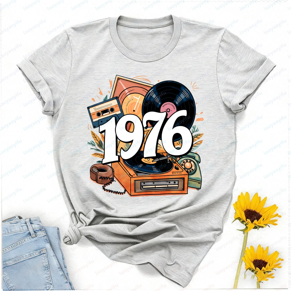 1976 Retro Music T-Shirt Graphic Tee with Record Player & Cassette Tape, Ideal 50th Birthday Gift for Nostalgic Music Lovers